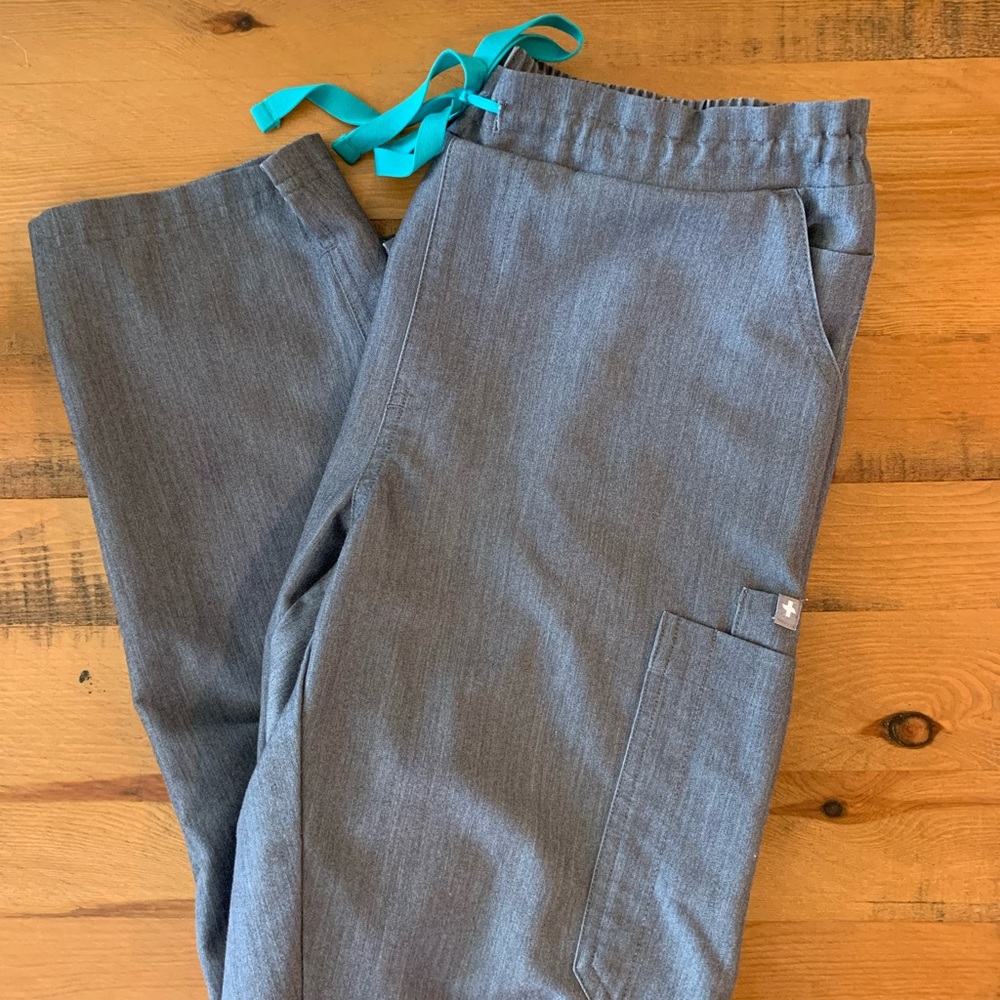 FIGS size small petite. Yola skinny scrubs.
